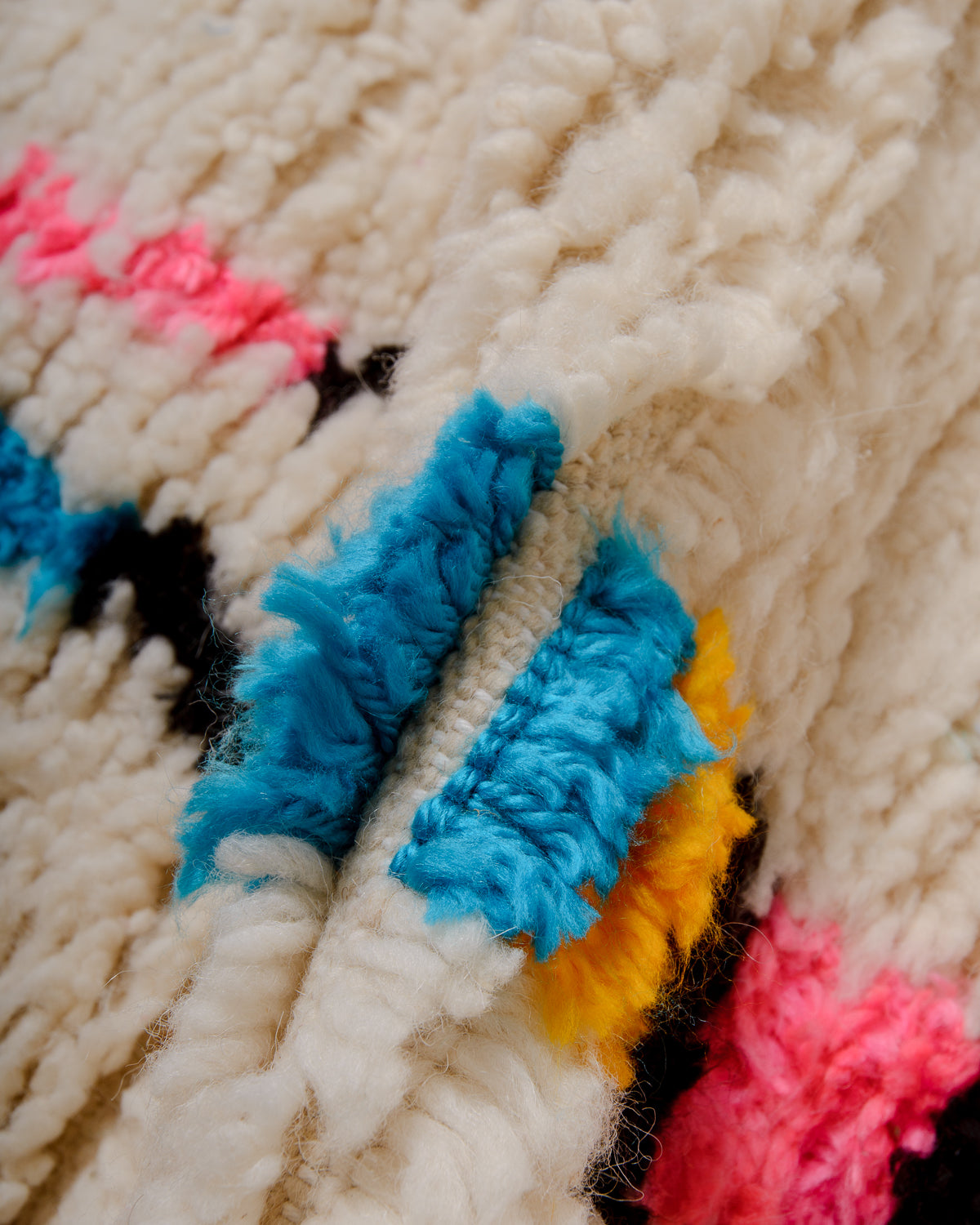 Modern designer handcrafted Berber rug from Morocco. Azilal rug with beautiful colours and patterns. Made of sheep’s wool and cotton.