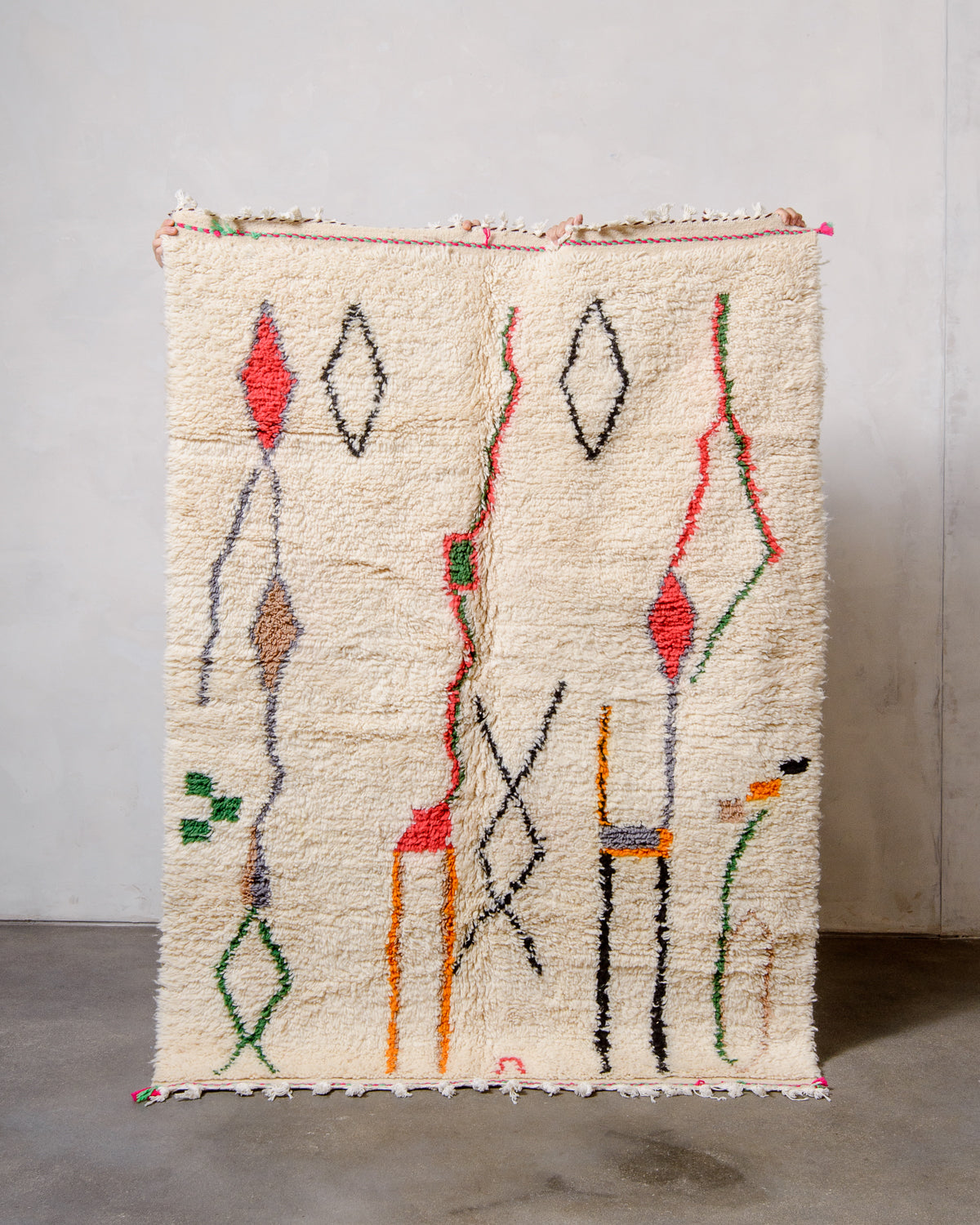 Modern designer handcrafted Berber rug from Morocco. Azilal rug with beautiful colours and patterns. Made of sheep’s wool and cotton.