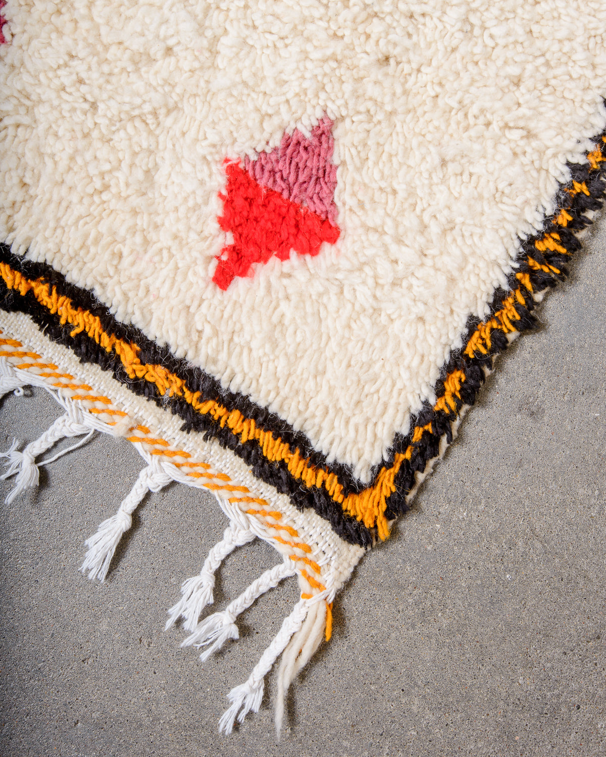 Modern designer handcrafted Berber rug from Morocco. Azilal rug with beautiful colours and patterns. Made of sheep’s wool and cotton.