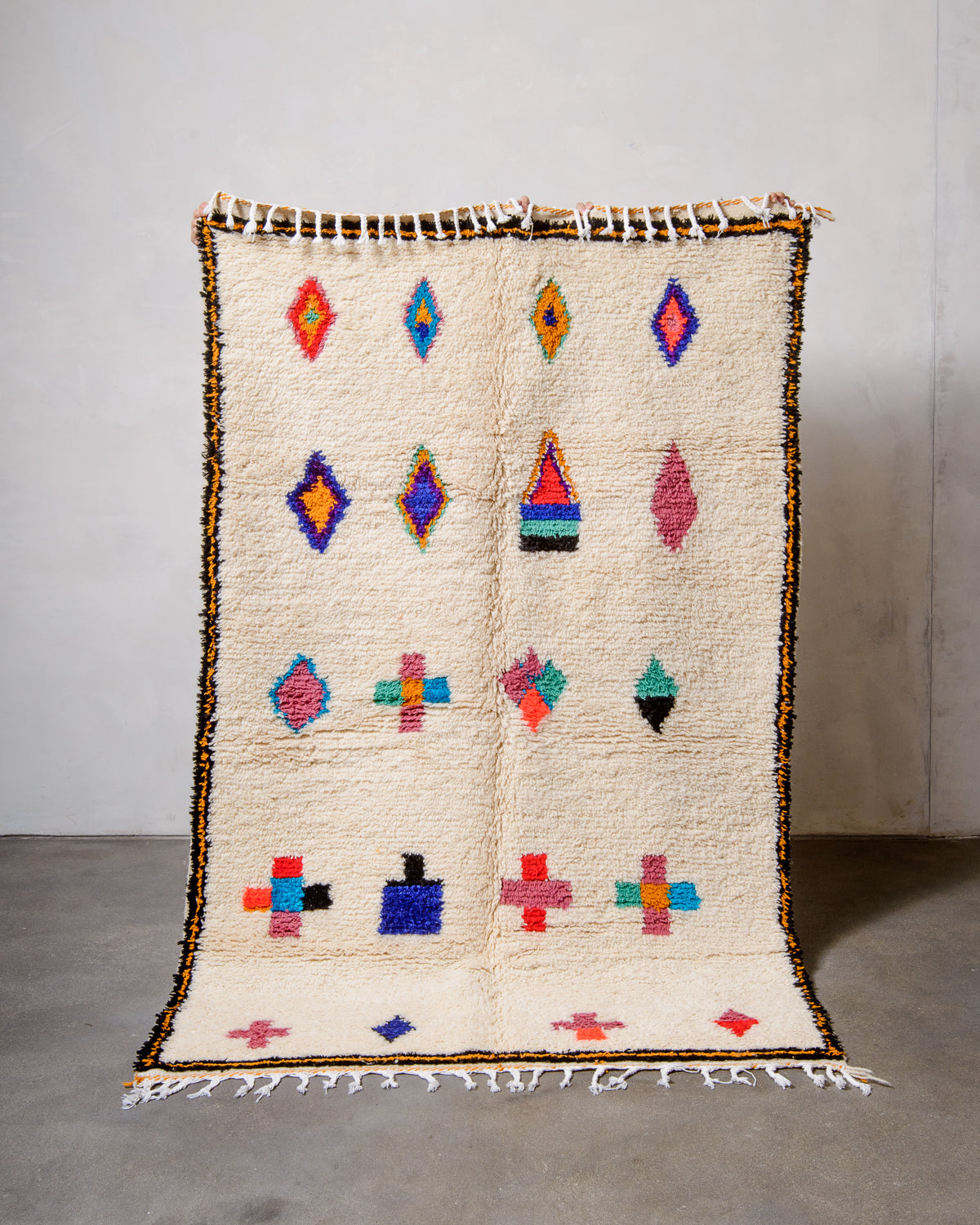 Modern designer handcrafted Berber rug from Morocco. Azilal rug with beautiful colours and patterns. Made of sheep’s wool and cotton.