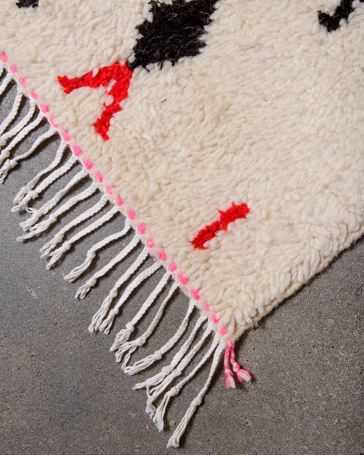 Modern designer handcrafted Berber rug from Morocco. Azilal rug with beautiful colours and patterns. Made of sheep’s wool and cotton.