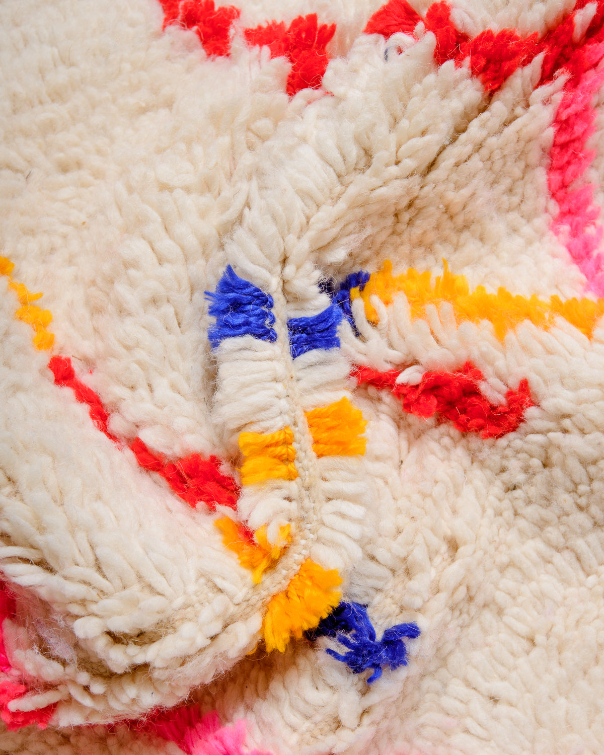 Modern designer handcrafted Berber rug from Morocco. Azilal rug with beautiful colours and patterns. Made of sheep’s wool and cotton.