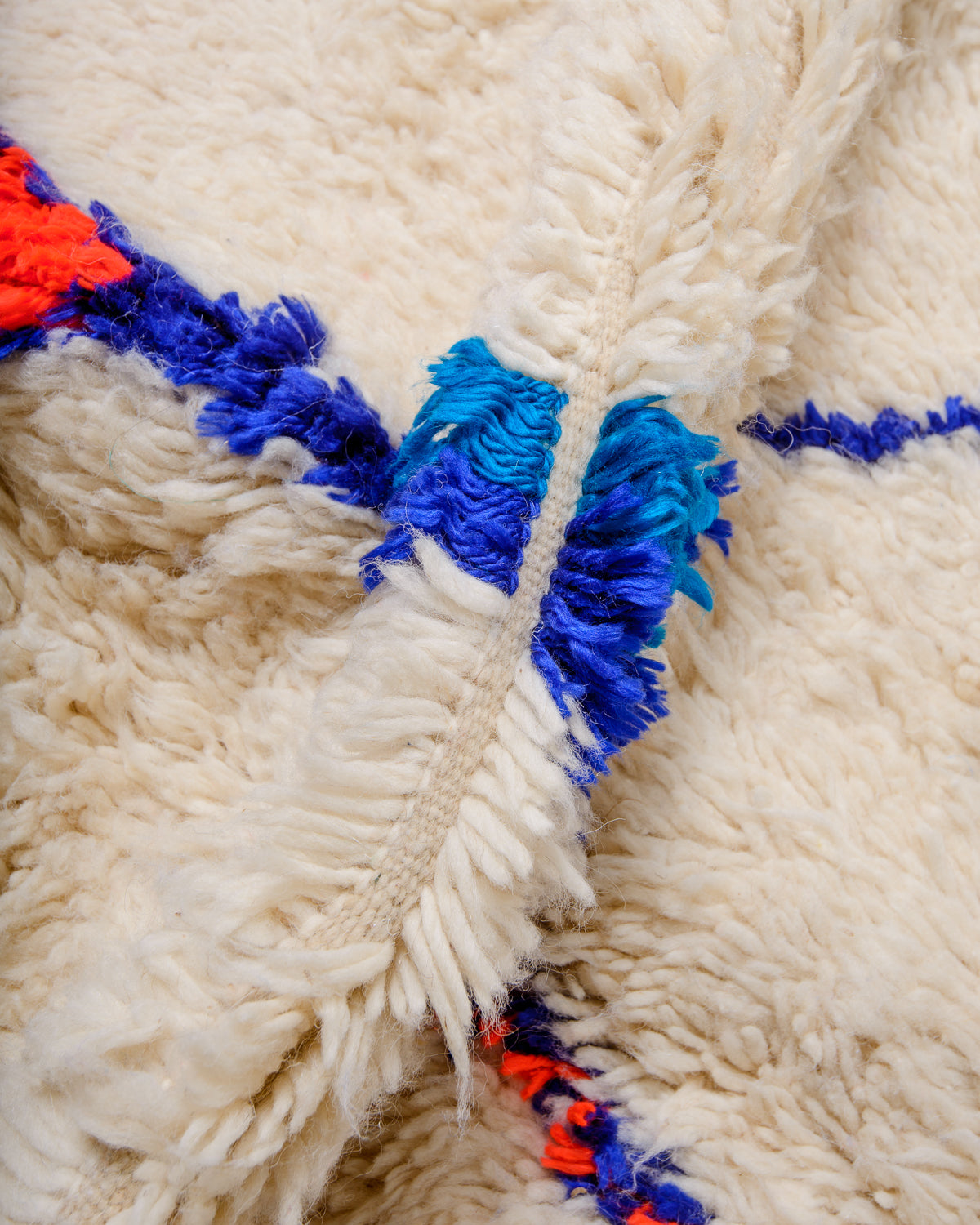 Modern designer handcrafted Berber rug from Morocco. Azilal rug with beautiful colours and patterns. Made of sheep’s wool and cotton.