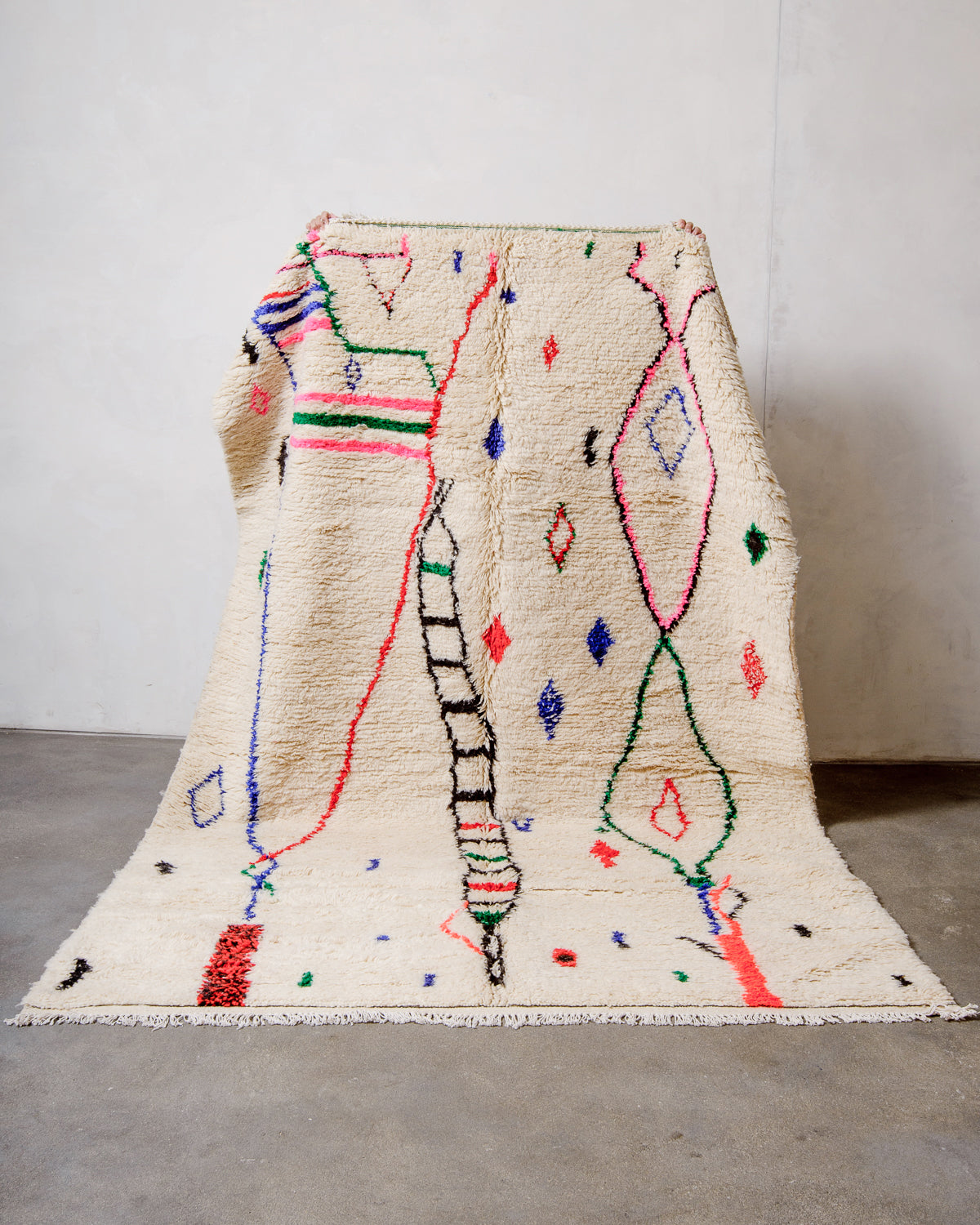 Modern designer handcrafted Berber rug from Morocco. Azilal rug with beautiful colours and patterns. Made of sheep’s wool and cotton.