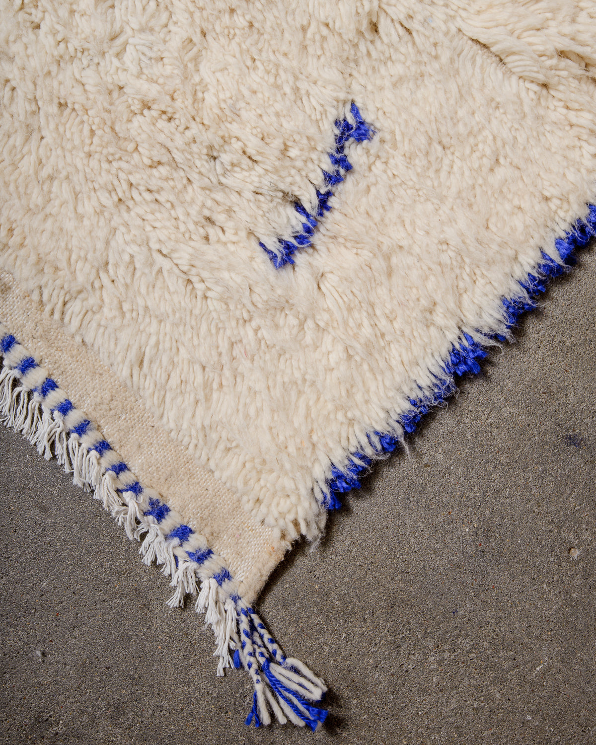 Modern designer handcrafted Berber rug from Morocco. Azilal rug with beautiful colours and patterns. Made of sheep’s wool and cotton.