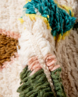 Moderner, handgefertigter Berber-Teppich aus Marokko. Azilal-Teppich mit wunderschönen Farben und Mustern. Aus Schafwolle und bunter Baumwolle.