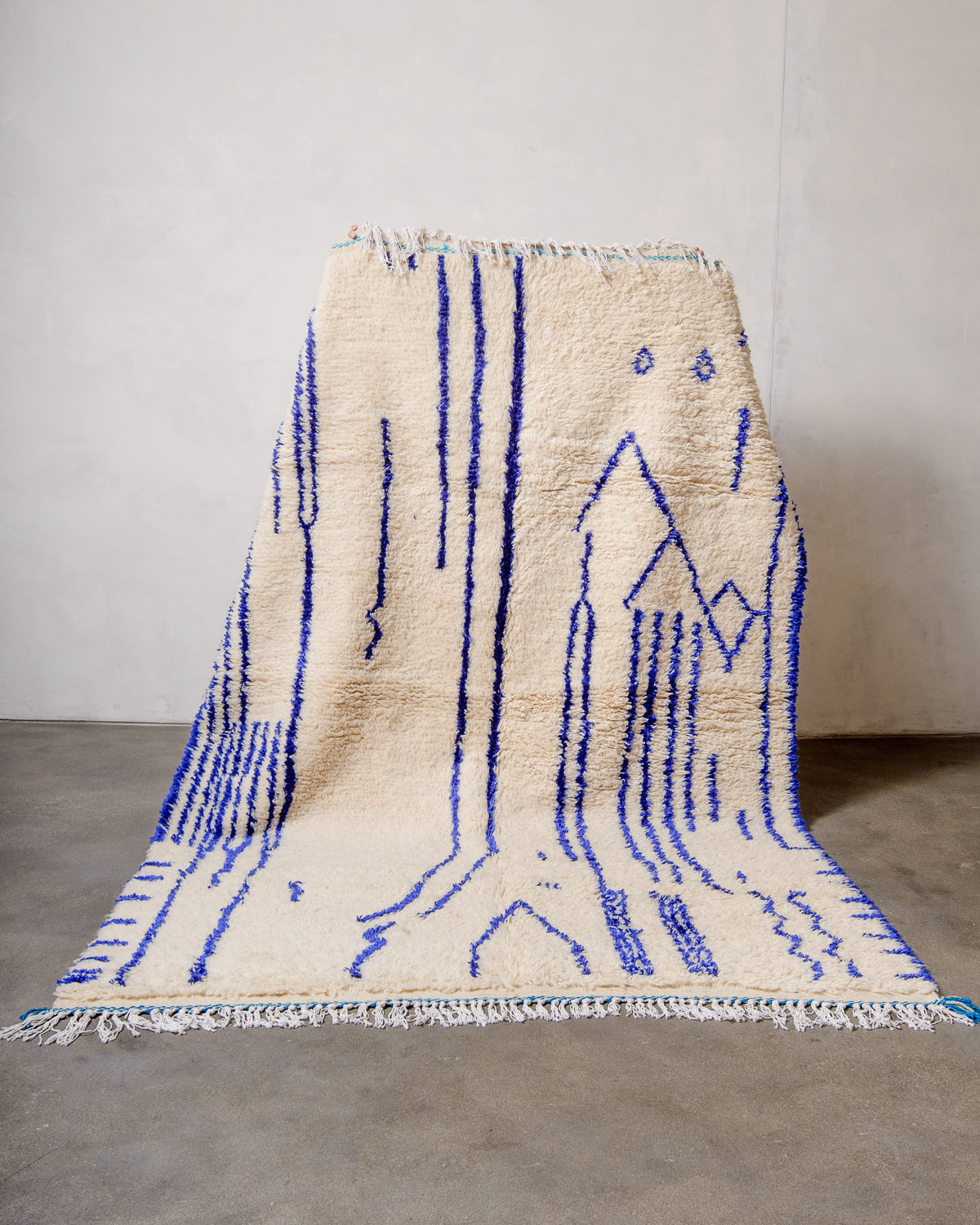 Modern designer handcrafted Berber rug from Morocco. Azilal rug with beautiful colours and patterns. Made of sheep’s wool and cotton.