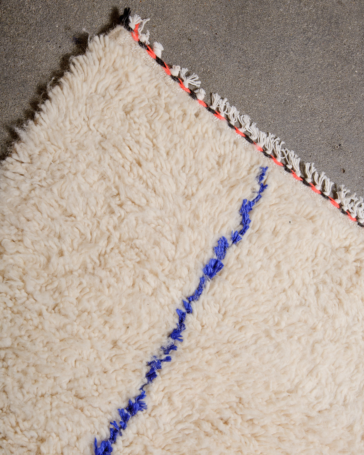 Modern designer handcrafted Berber rug from Morocco. Azilal rug with beautiful colours and patterns. Made of sheep’s wool and cotton.