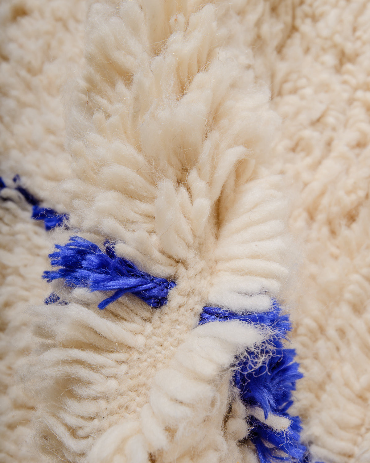 Modern designer handcrafted Berber rug from Morocco. Azilal rug with beautiful colours and patterns. Made of sheep’s wool and cotton.