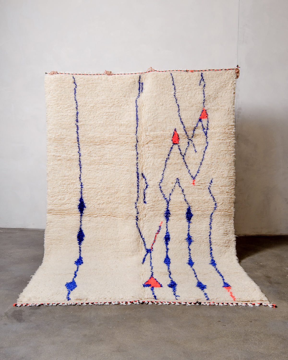 Modern designer handcrafted Berber rug from Morocco. Azilal rug with beautiful colours and patterns. Made of sheep’s wool and cotton.