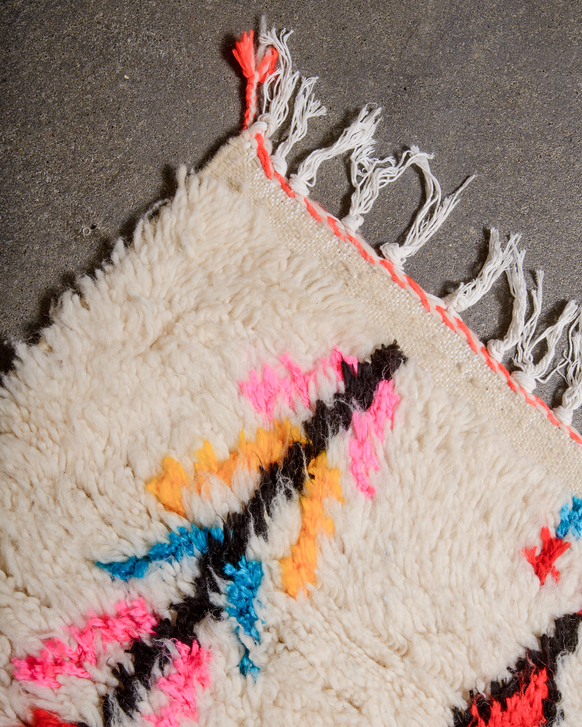 Modern designer handcrafted Berber rug from Morocco. Azilal rug with beautiful colours and patterns. Made of sheep’s wool and cotton.