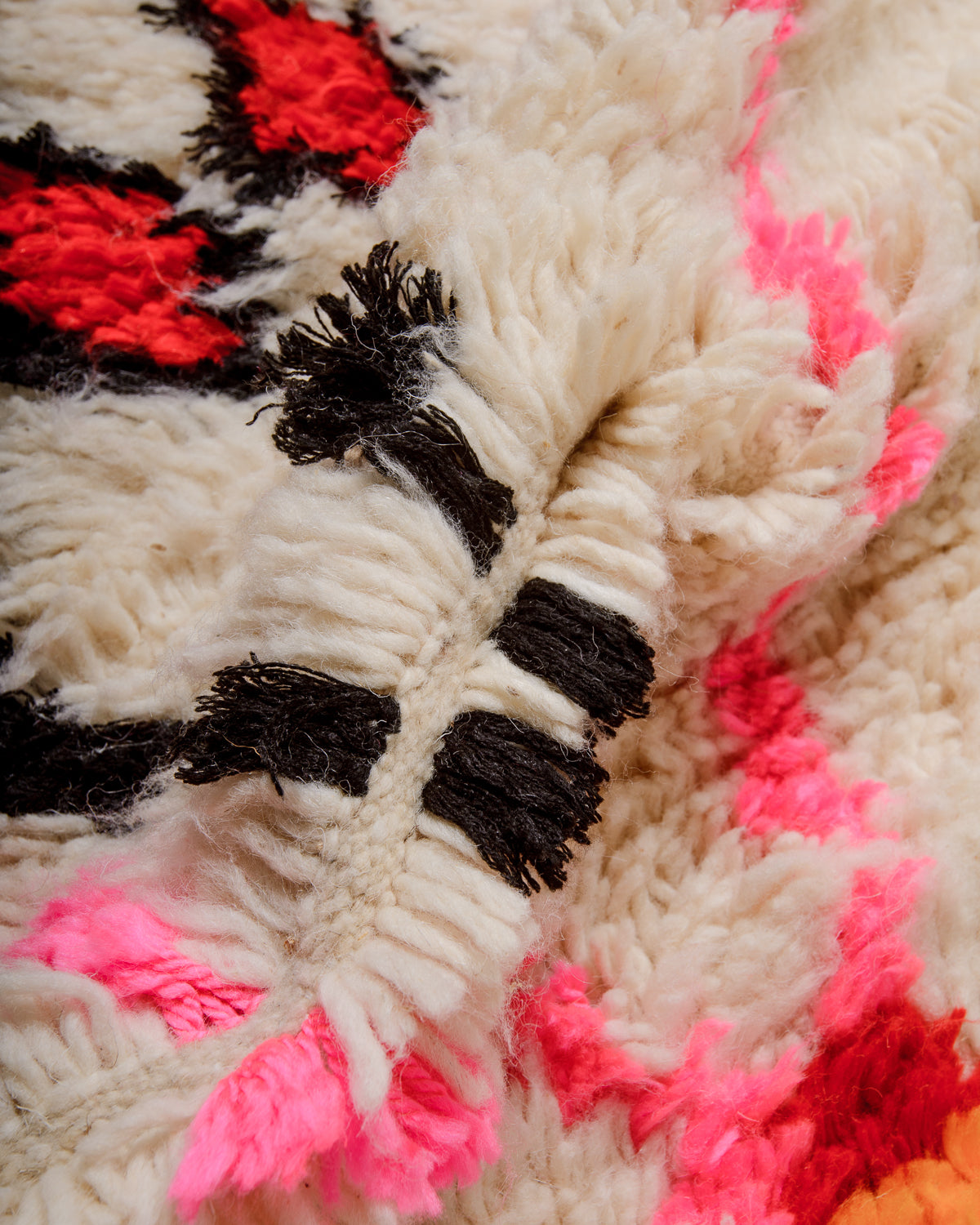 Modern designer handcrafted Berber rug from Morocco. Azilal rug with beautiful colours and patterns. Made of sheep’s wool and cotton.