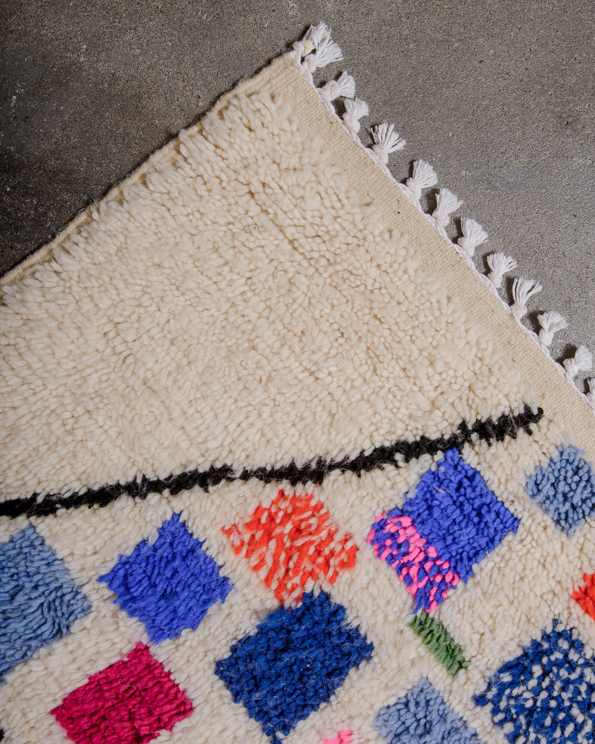 Modern designer handcrafted Berber rug from Morocco. Azilal rug with beautiful colours and patterns. Made of sheep’s wool and cotton.
