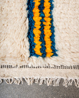Moderner, handgefertigter Berber-Teppich aus Marokko. Azilal-Teppich mit wunderschönen Farben und Mustern. Aus Schafwolle und bunter Baumwolle.
