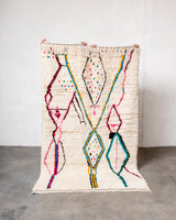 Moderner, handgefertigter Berber-Teppich aus Marokko. Azilal-Teppich mit wunderschönen Farben und Mustern. Aus Schafwolle und bunter Baumwolle.