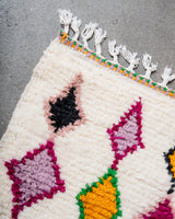 Moderner, handgefertigter Berber-Teppich aus Marokko. Azilal-Teppich mit wunderschönen Farben und Mustern. Aus Schafwolle und bunter Baumwolle.