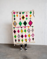 Moderner, handgefertigter Berber-Teppich aus Marokko. Azilal-Teppich mit wunderschönen Farben und Mustern. Aus Schafwolle und bunter Baumwolle.