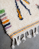 Moderner, handgefertigter Berber-Teppich aus Marokko. Azilal-Teppich mit wunderschönen Farben und Mustern. Aus Schafwolle und bunter Baumwolle.