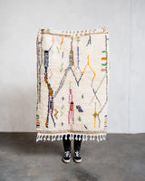 Moderner, handgefertigter Berber-Teppich aus Marokko. Azilal-Teppich mit wunderschönen Farben und Mustern. Aus Schafwolle und bunter Baumwolle.