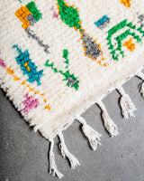 Moderner, handgefertigter Berber-Teppich aus Marokko. Azilal-Teppich mit wunderschönen Farben und Mustern. Aus Schafwolle und bunter Baumwolle.