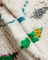 Moderner, handgefertigter Berber-Teppich aus Marokko. Azilal-Teppich mit wunderschönen Farben und Mustern. Aus Schafwolle und bunter Baumwolle.