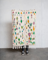 Moderner, handgefertigter Berber-Teppich aus Marokko. Azilal-Teppich mit wunderschönen Farben und Mustern. Aus Schafwolle und bunter Baumwolle.