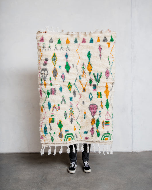 Moderner, handgefertigter Berber-Teppich aus Marokko. Azilal-Teppich mit wunderschönen Farben und Mustern. Aus Schafwolle und bunter Baumwolle.