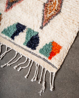 Moderner, handgefertigter Berber-Teppich aus Marokko. Azilal-Teppich mit wunderschönen Farben und Mustern. Aus Schafwolle und bunter Baumwolle.