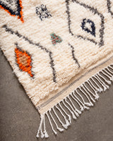 Moderner, handgefertigter Berber-Teppich aus Marokko. Azilal-Teppich mit wunderschönen Farben und Mustern. Aus Schafwolle und bunter Baumwolle.