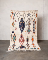 Moderner, handgefertigter Berber-Teppich aus Marokko. Azilal-Teppich mit wunderschönen Farben und Mustern. Aus Schafwolle und bunter Baumwolle.