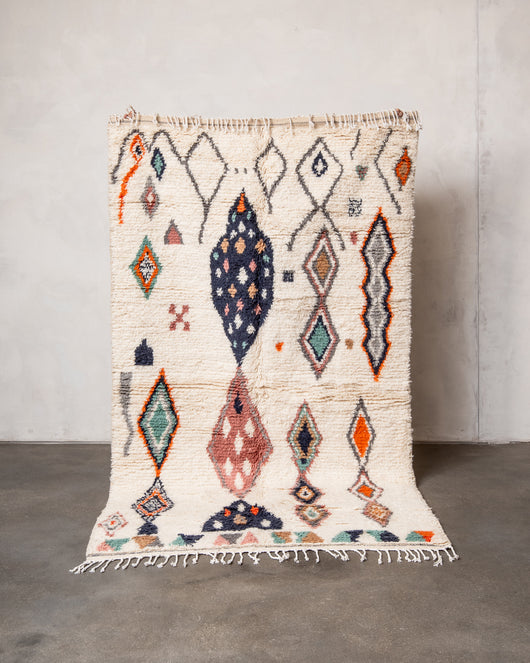 Moderner, handgefertigter Berber-Teppich aus Marokko. Azilal-Teppich mit wunderschönen Farben und Mustern. Aus Schafwolle und bunter Baumwolle.
