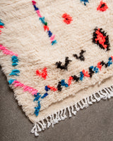Moderner, handgefertigter Berber-Teppich aus Marokko aus Azilal mit wunderschönen Farben und Mustern.