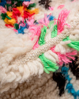 Moderner, handgefertigter Berber-Teppich aus Marokko aus Azilal mit wunderschönen Farben und Mustern.