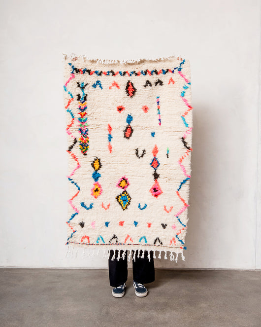 Moderner, handgefertigter Berber-Teppich aus Marokko aus Azilal mit wunderschönen Farben und Mustern.