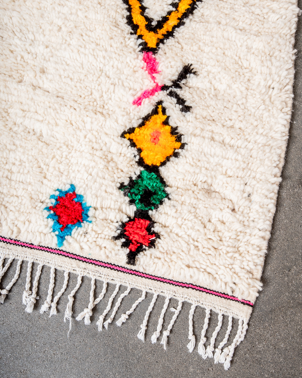 Modern designer handcrafted Berber rug from Morocco. Azilal rug with beautiful colors and patterns. Made of sheep’s wool and colourful cotton.