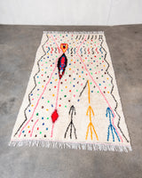 Moderner, handgefertigter Berber-Teppich aus Marokko. Azilal-Teppich mit wunderschönen Farben und Mustern. Aus Schafwolle und bunter Baumwolle.