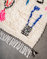 Moderner, handgefertigter Berber-Teppich aus Marokko. Azilal-Teppich mit wunderschönen Farben und Mustern. Aus Schafwolle und bunter Baumwolle.