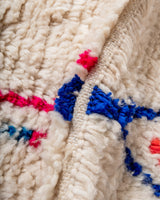 Moderner, handgefertigter Berber-Teppich aus Marokko. Azilal-Teppich mit wunderschönen Farben und Mustern. Aus Schafwolle und bunter Baumwolle.