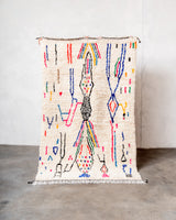 Moderner, handgefertigter Berber-Teppich aus Marokko. Azilal-Teppich mit wunderschönen Farben und Mustern. Aus Schafwolle und bunter Baumwolle.