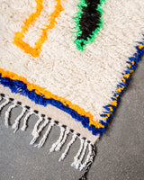 Moderner, handgefertigter Berber-Teppich aus Marokko. Azilal-Läuferteppich mit wunderschönen Farben und Mustern. Aus Schafwolle und bunter Baumwolle.