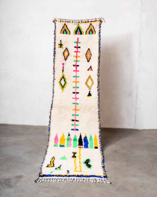 Moderner, handgefertigter Berber-Teppich aus Marokko. Azilal-Läuferteppich mit wunderschönen Farben und Mustern. Aus Schafwolle und bunter Baumwolle.