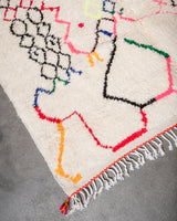 Moderner, handgefertigter Berber-Teppich aus Marokko. Azilal-Teppich mit wunderschönen Farben und Mustern. Aus Schafwolle und bunter Baumwolle.
