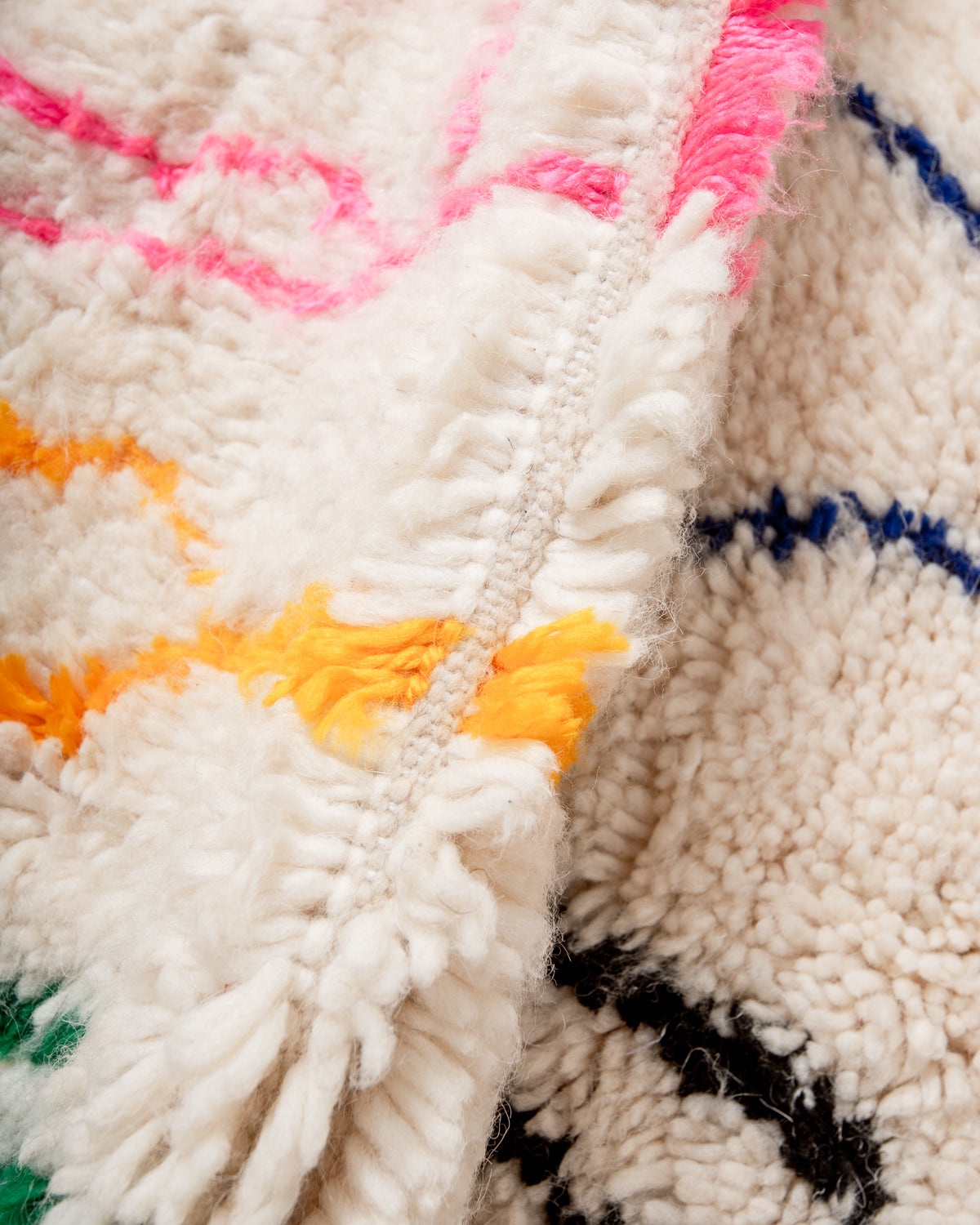 Modern designer handcrafted Berber rug from Morocco. Azilal rug with beautiful colors and patterns. Made of sheep’s wool and colourful cotton.