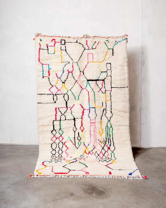 Moderner, handgefertigter Berber-Teppich aus Marokko. Azilal-Teppich mit wunderschönen Farben und Mustern. Aus Schafwolle und bunter Baumwolle.