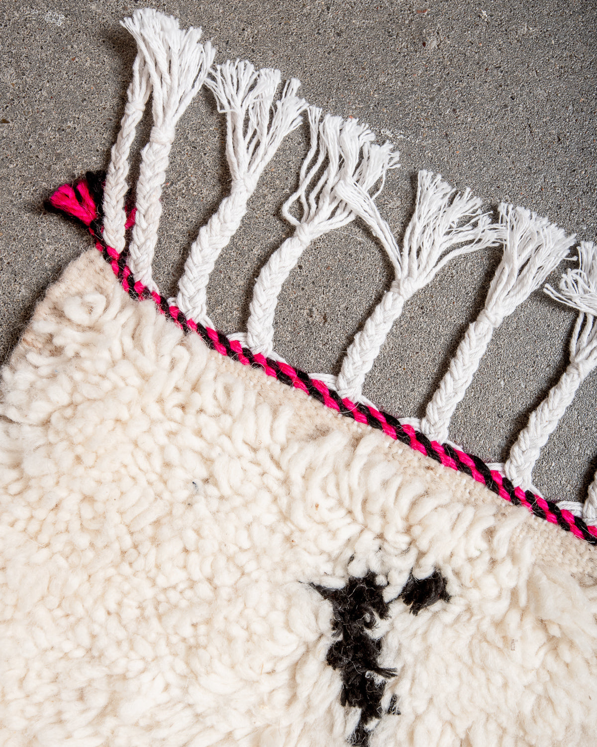 Modern designer handcrafted Berber rug from Morocco. Azilal rug with beautiful colors and patterns. Made of sheep’s wool and colourful cotton.