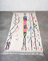 Moderner, handgefertigter Berber-Teppich aus Marokko. Azilal-Teppich mit wunderschönen Farben und Mustern. Aus Schafwolle und bunter Baumwolle.