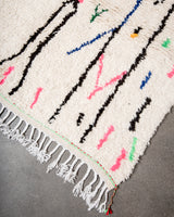 Moderner, handgefertigter Berber-Teppich aus Marokko. Azilal-Teppich mit wunderschönen Farben und Mustern. Aus Schafwolle und bunter Baumwolle.