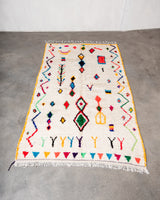 Moderner, handgefertigter Berber-Teppich aus Marokko. Azilal-Teppich mit wunderschönen Farben und Mustern. Aus Schafwolle und bunter Baumwolle.