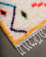 Moderner, handgefertigter Berber-Teppich aus Marokko. Azilal-Teppich mit wunderschönen Farben und Mustern. Aus Schafwolle und bunter Baumwolle.