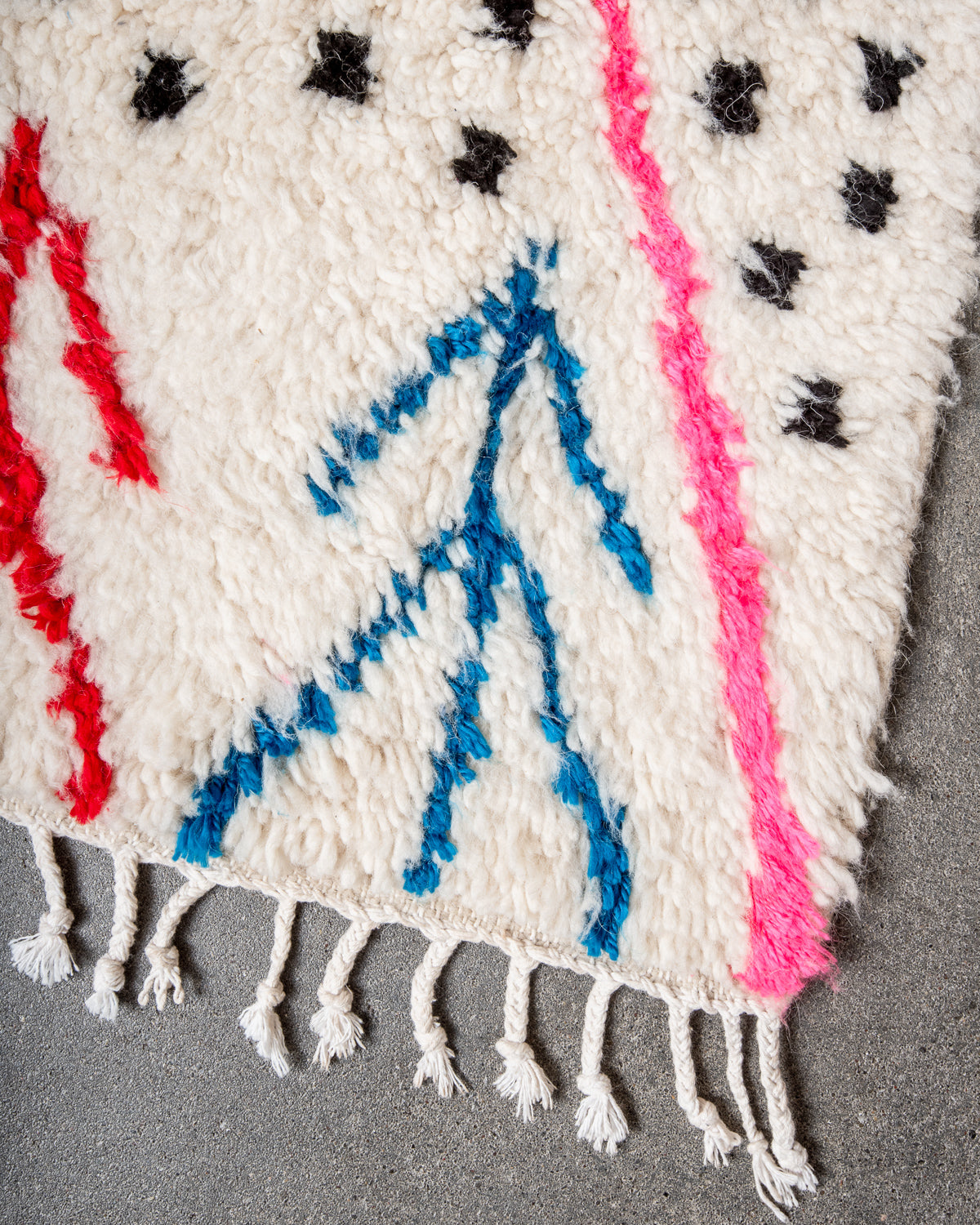 Modern designer handcrafted Berber rug from Morocco. Azilal rug with beautiful colors and patterns. Made of sheep’s wool and colourful cotton.
